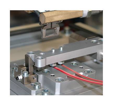 Ein für Schiebetischanlagen üblicher Anlagenaufbau.  Die Bestückung der Bauteilaufnahme erfolgt bei herausgezogener Schublade durch die Bedienperson und der Prozessstart erfolgt in der Regel automatisch durch das Einschieben des Schiebetisches in die Anlage.