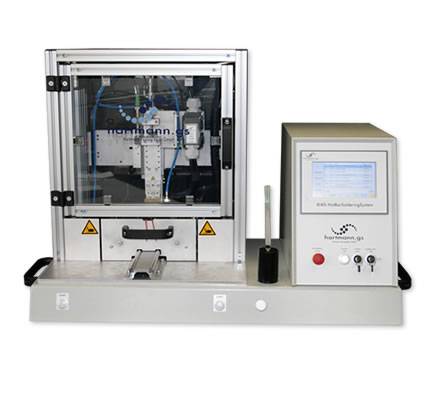 Ein für Schiebetischanlagen üblicher Anlagenaufbau.  Die Bestückung der Bauteilaufnahme erfolgt bei herausgezogener Schublade durch die Bedienperson und der Prozessstart erfolgt in der Regel automatisch durch das Einschieben des Schiebetisches in die Anlage.