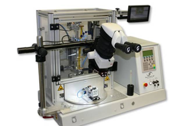 Bügellöt-System mit Drehteller, Mikroskop und Miniaturkamera.